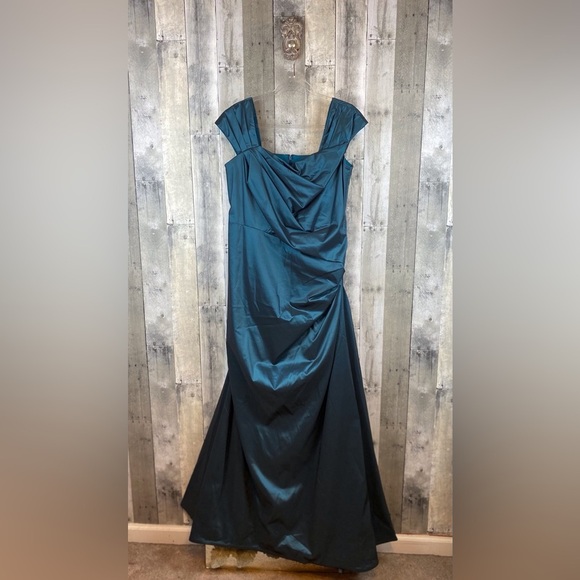 Tadashi Shoji Ruched Trumpet Maxi Gown in Teal Green Size 16 Plus. - Picture 4 of 13